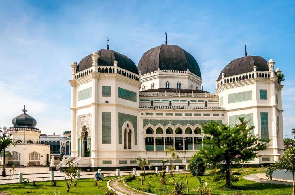 J Hotel Medan Kültér fotó