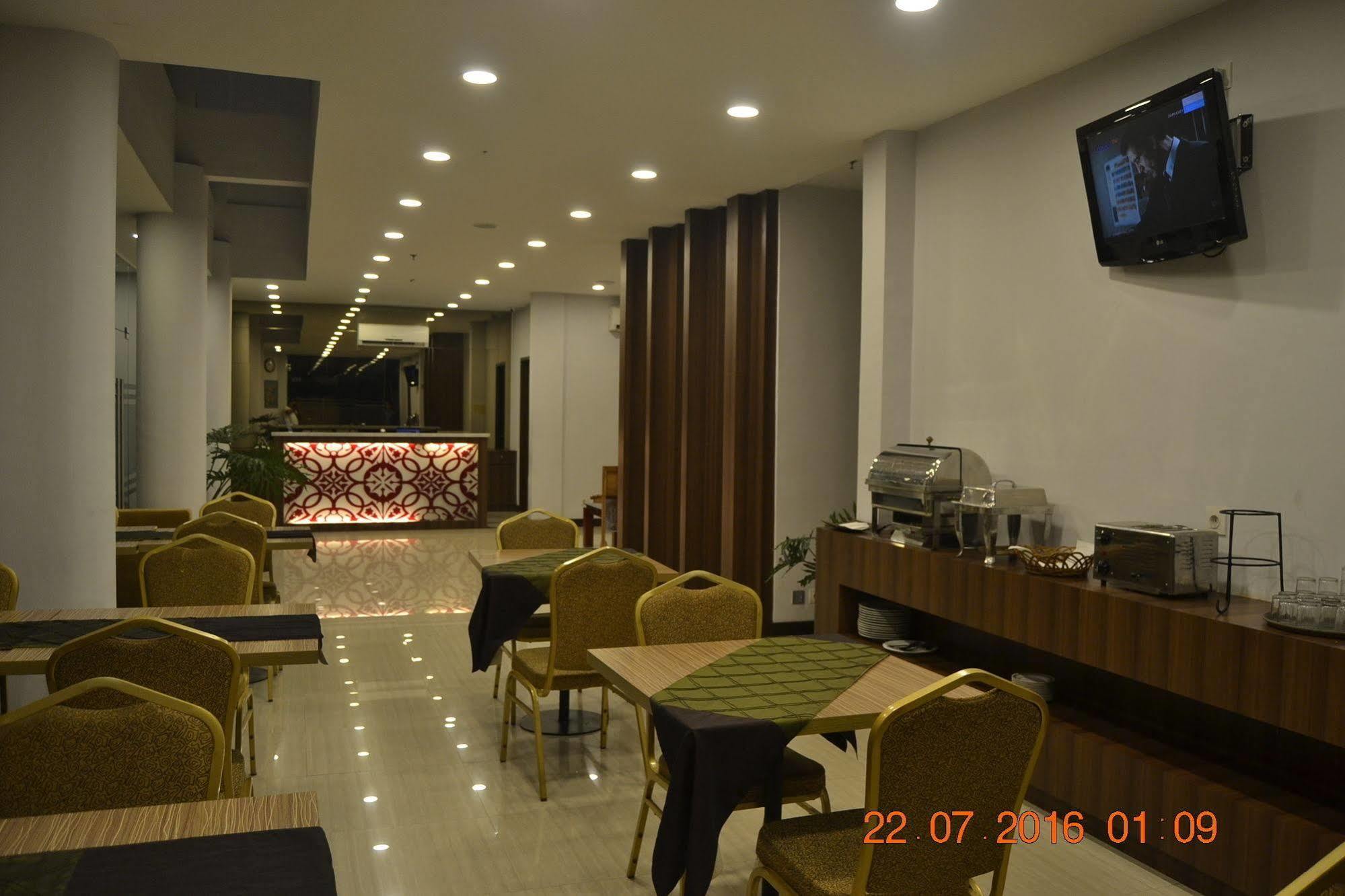 J Hotel Medan Kültér fotó