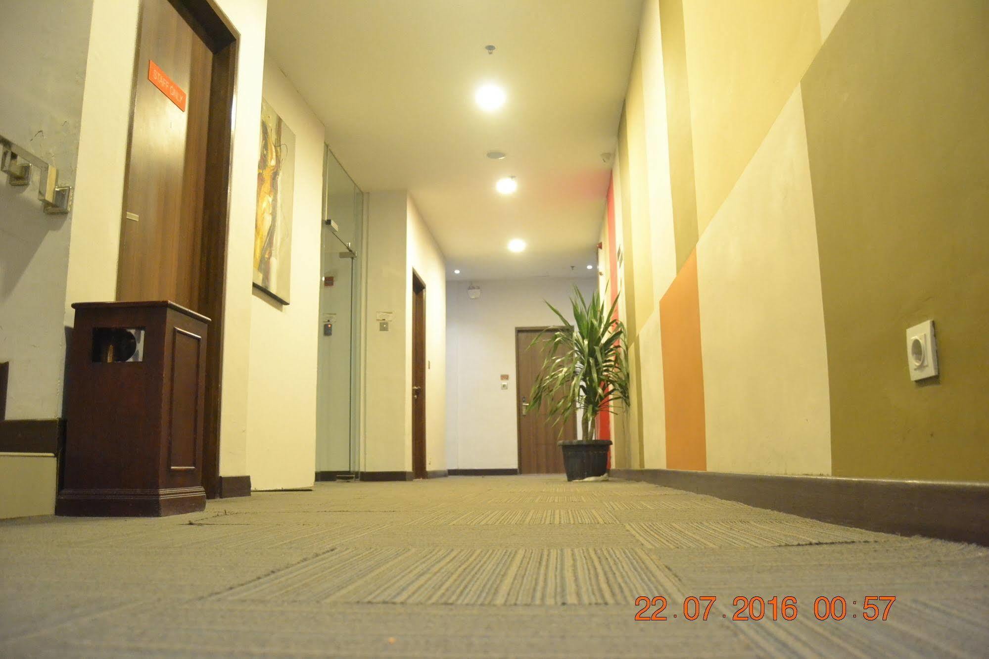 J Hotel Medan Kültér fotó