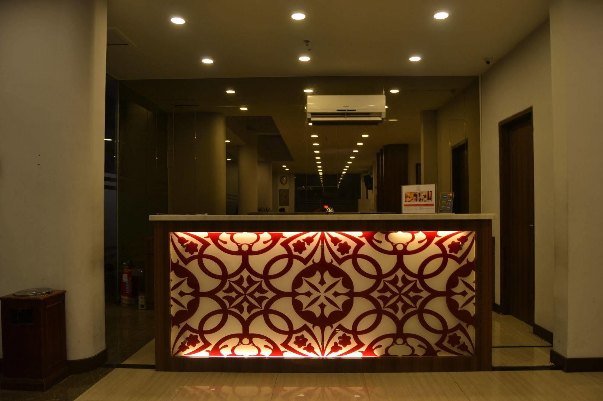 J Hotel Medan Kültér fotó