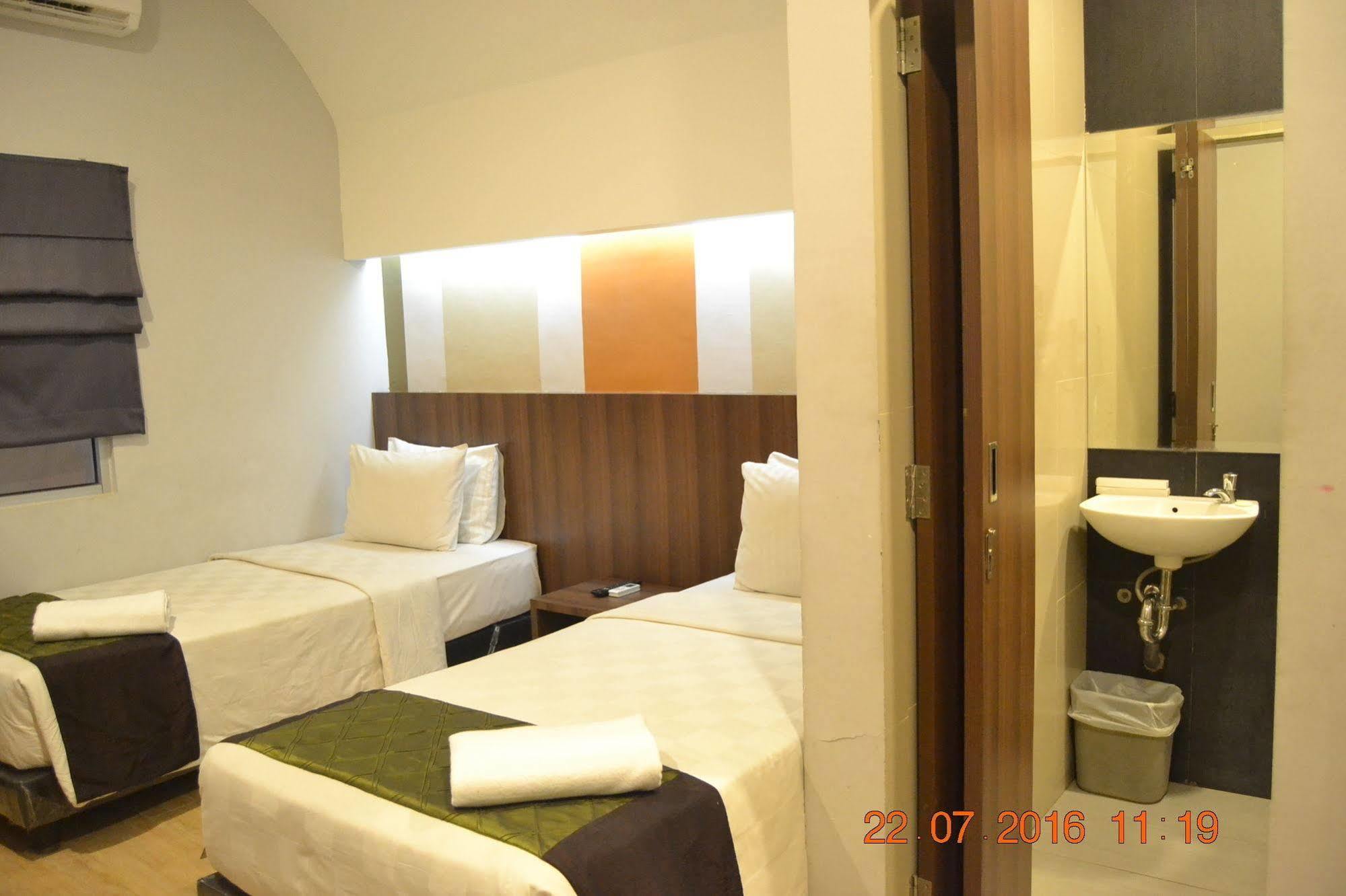 J Hotel Medan Kültér fotó