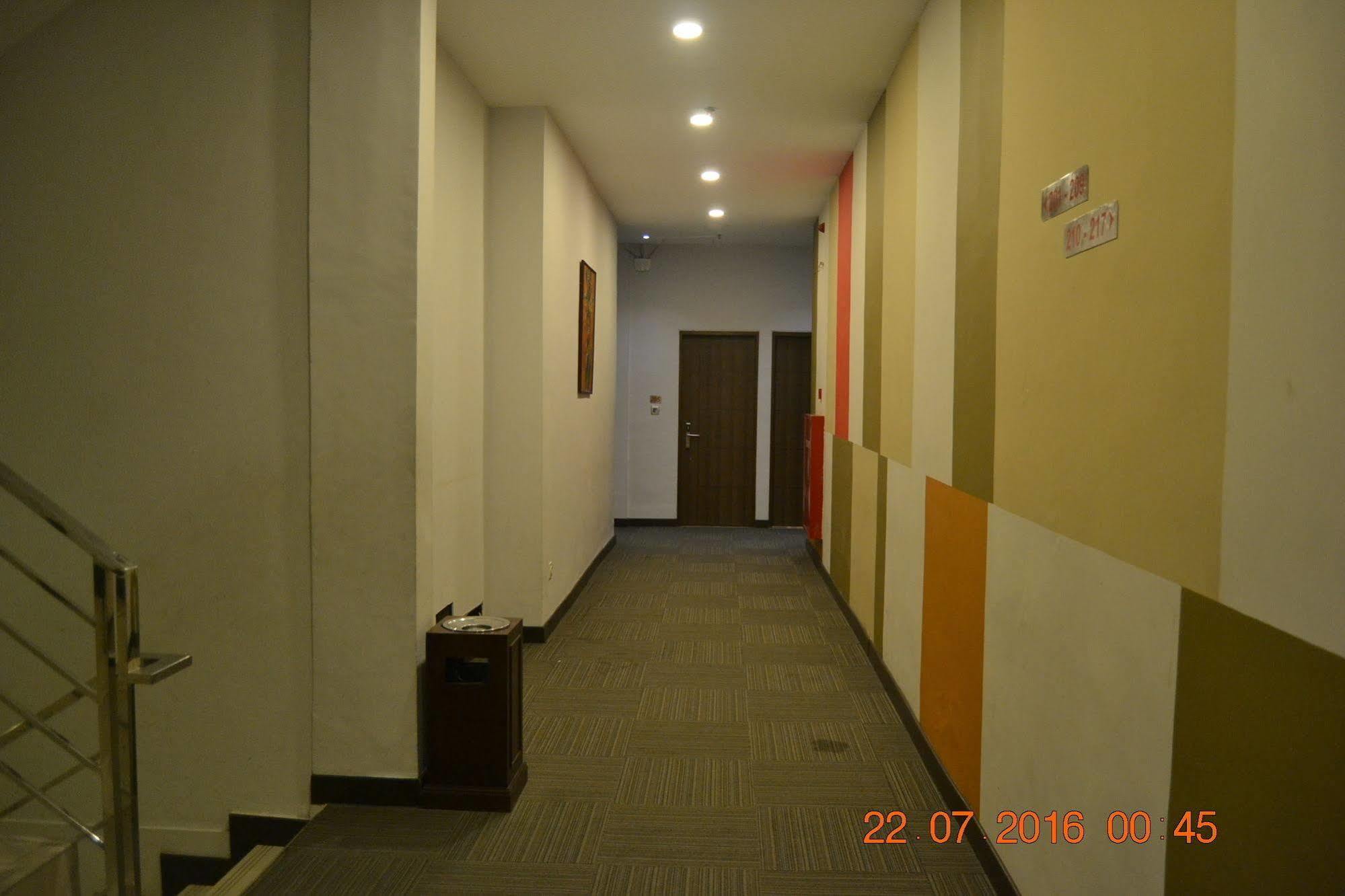 J Hotel Medan Kültér fotó