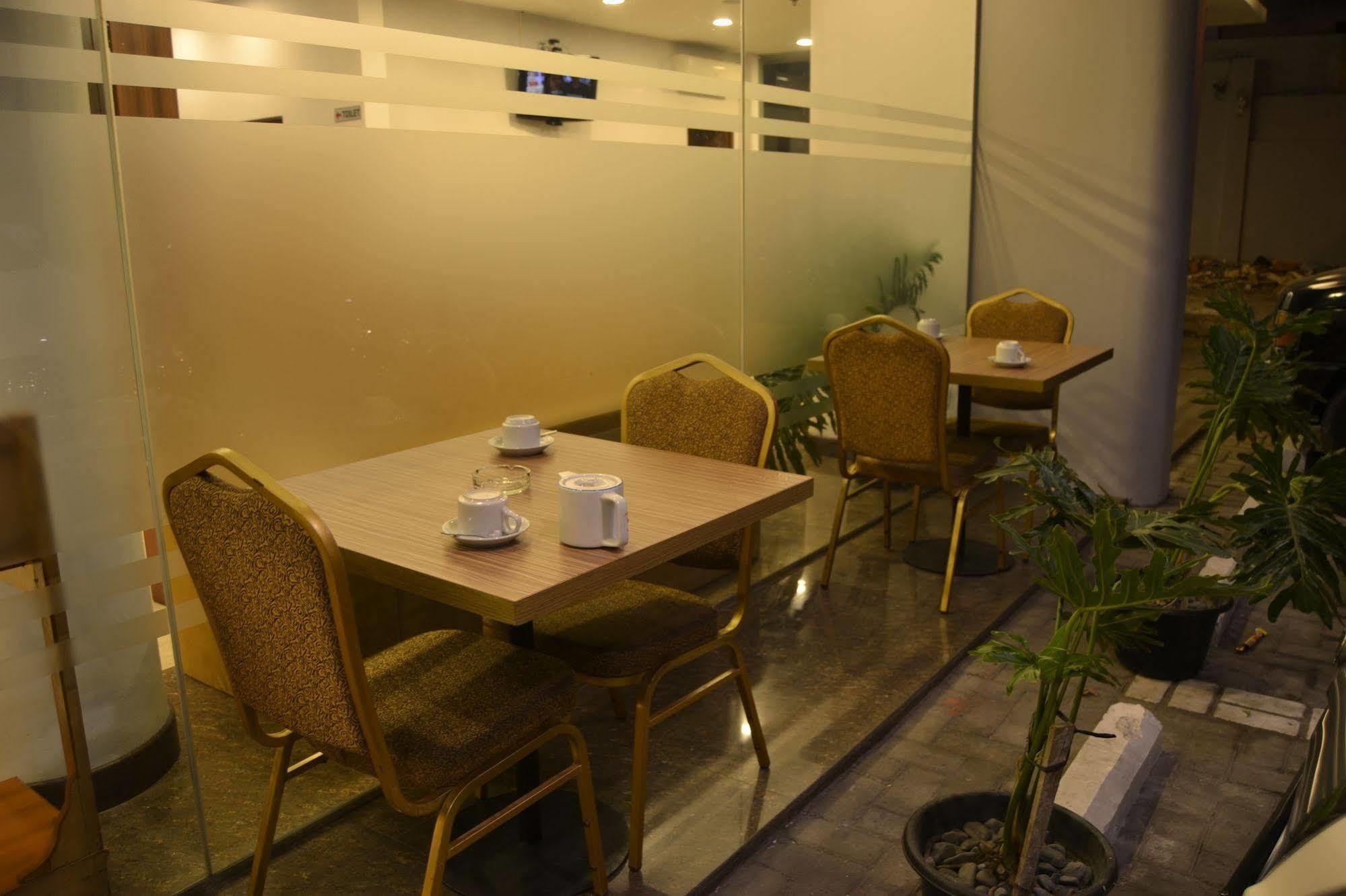 J Hotel Medan Kültér fotó