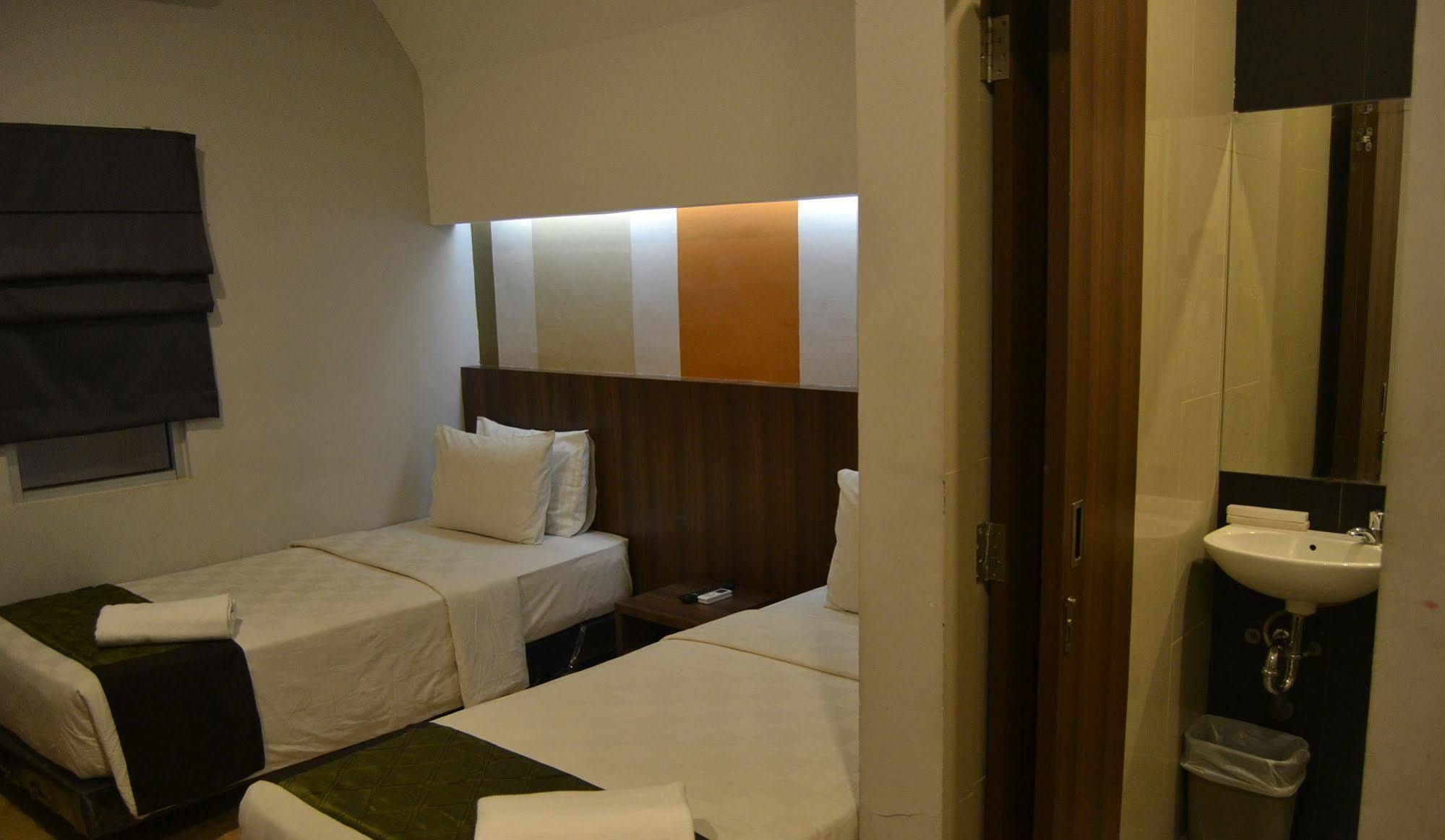 J Hotel Medan Kültér fotó